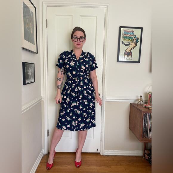 40s Vintage Silk Peplum Dress - Picture 4 of 12